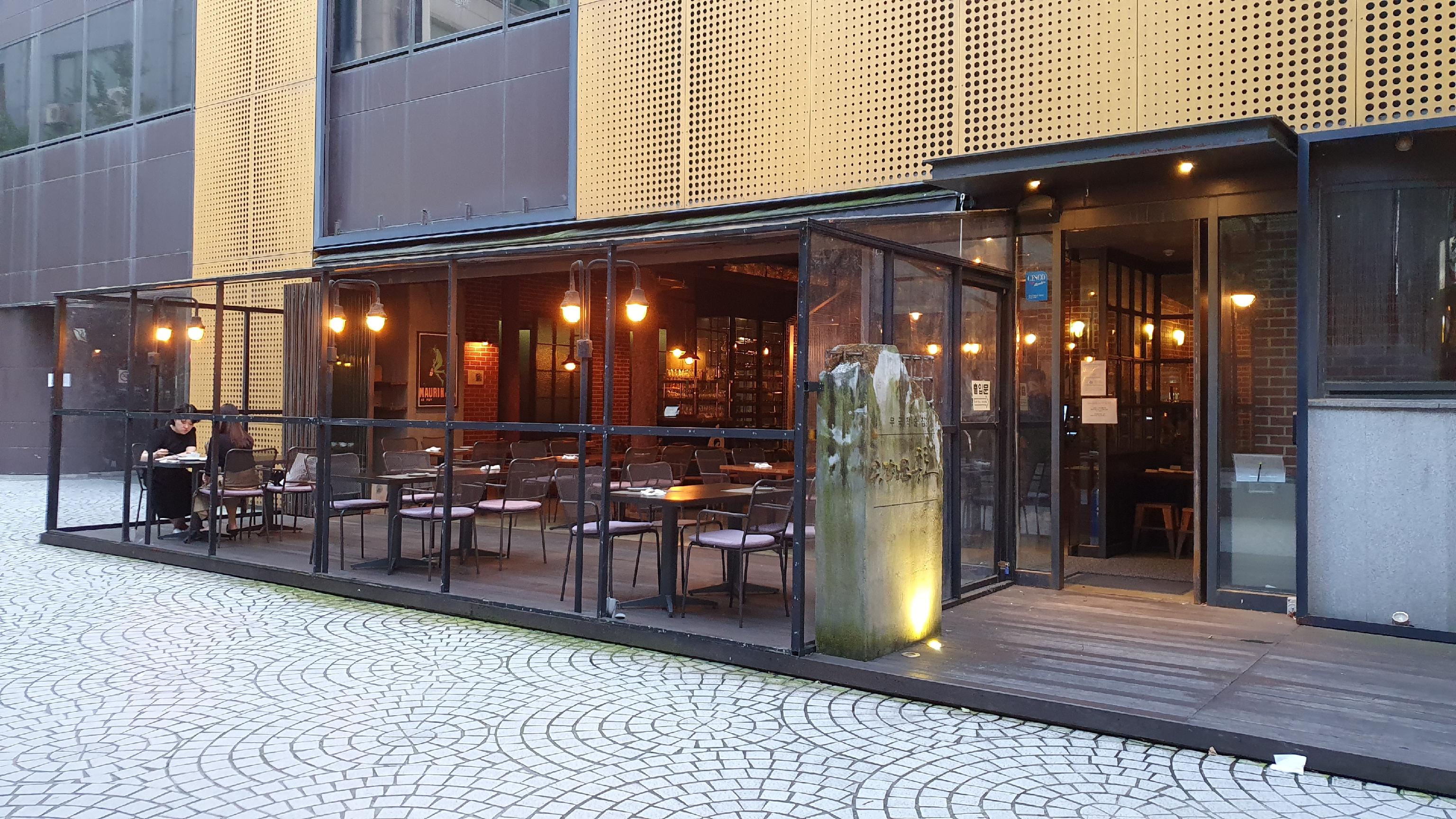 光化門モングロ ダイニングバー 夜の雰囲気