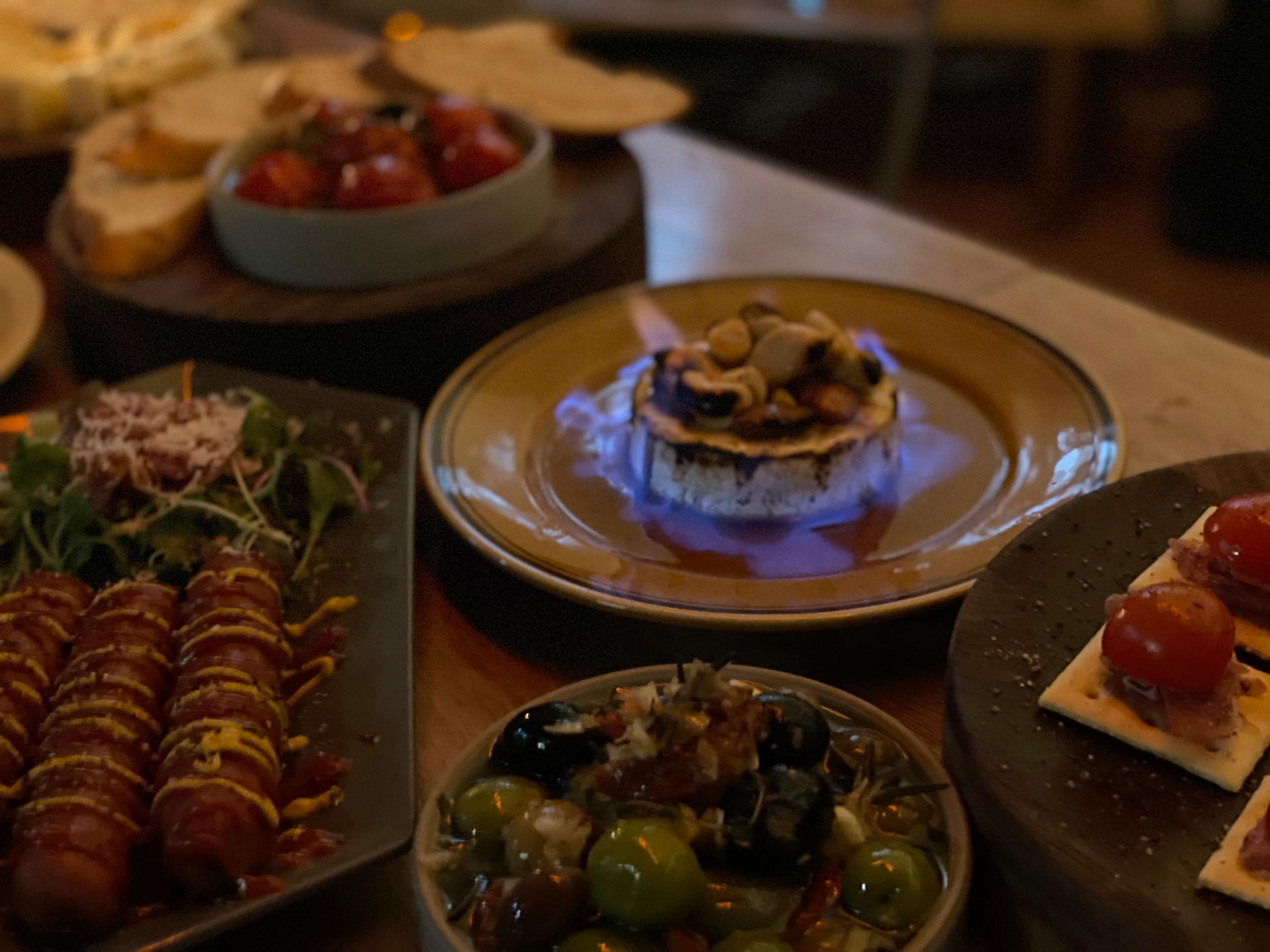 Gotham酒吧与音乐灯光氛围，临近新龙山