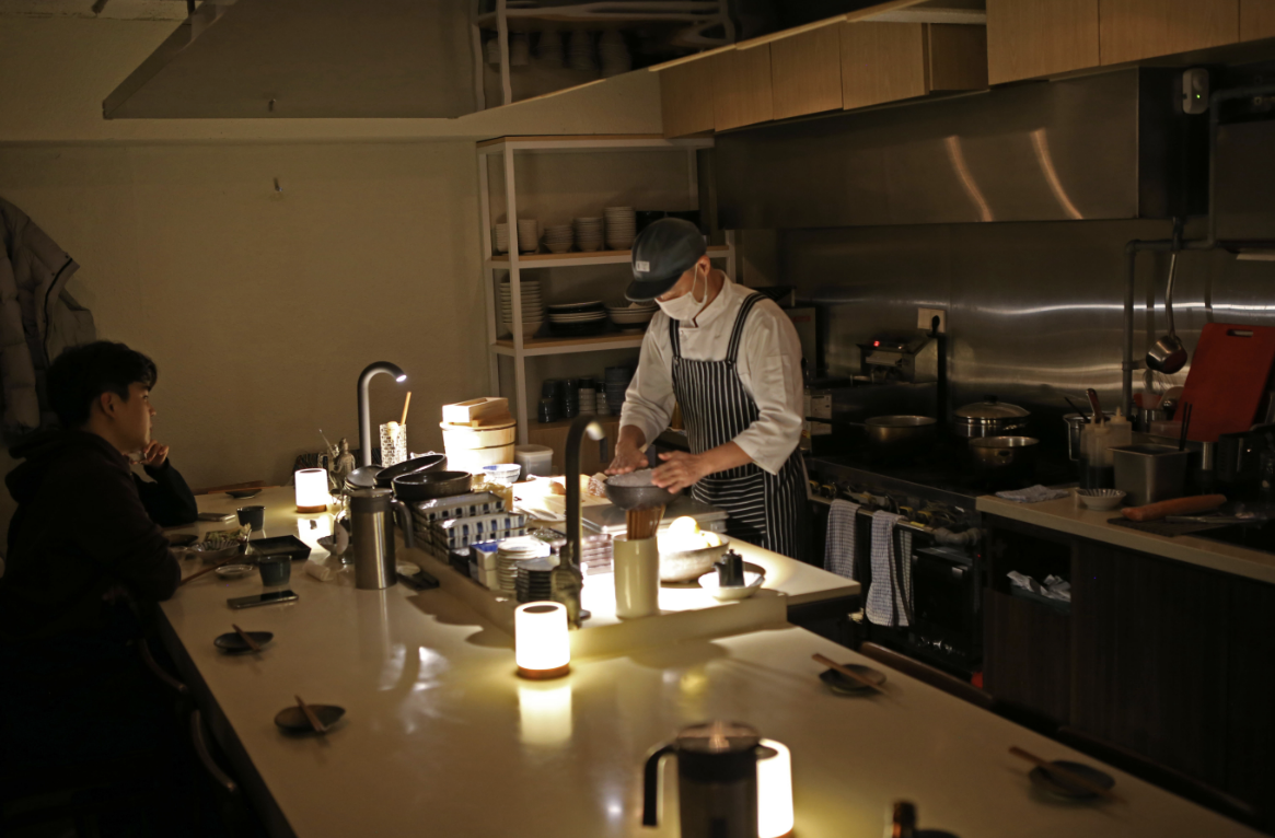 Jori Izakaya一桌吧台，小盘菜和清酒