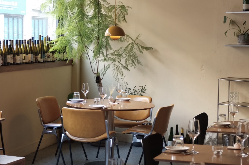 MOIK 圣水温馨小酒馆的精致菜肴与葡萄酒杯