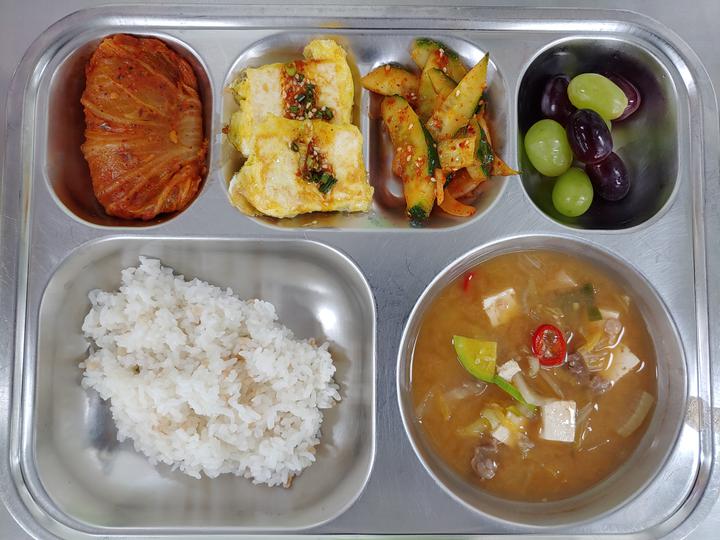 2022.5.26.우리통밀혼식,청국장찌개,오이양파겉절이,두부계란구이... 우리통밀혼식,청국장찌개,오이양파겉절이,두부계란구이,씨없는포도,우유... 