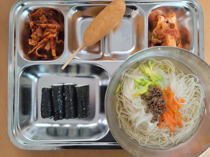 20231115 잔치국수,충무김밥,오징어어묵무침,핫도그,배추겉절이 :: 급식 소식 :: 천안새샘중학교 천안새샘중학교 :: 급식 소식 :: 20231115... 