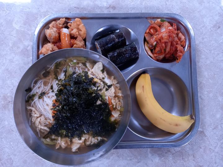 오늘의 급식(충무김밥,잔치국수,양념치킨,배추겉절이,바나나) :: 급식 소식 :: 대전보운초등학교 대전보운초등학교 :: 급식 소식 :: 2023년... 