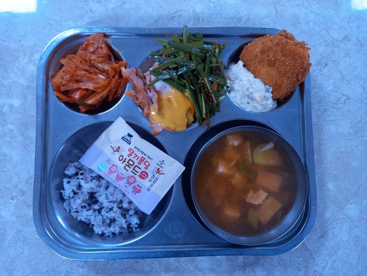 오늘의 급식(찰흑미밥,애호박된장찌개,닭훈제,생선까스,배추겉절이,허니버터아몬드) :: 급식 소식 :: 대전보운초등학교 대전보운초등학교... 