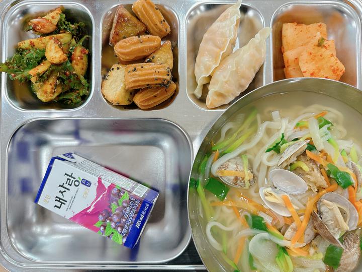 송악고등학교 송악고등학교 :: 급식 소식 :: 12월 6일(수) 식단사진 : 바지락칼국수, 김치만두, 고구마추로스맛탕, 오이무침, 섞박지, 포도주스