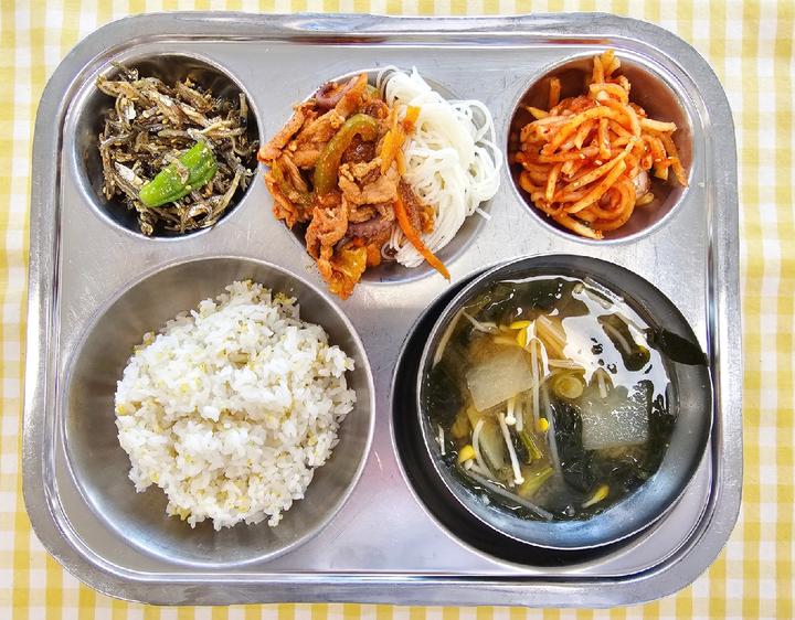 콜라비무생채,낙지한돈볶음과소면 :: 급식 소식 :: 탑동초등학교... 콩나물시금치된장국,멸치꽈리고추조림,콜라비무생채,낙지한돈볶음과소면